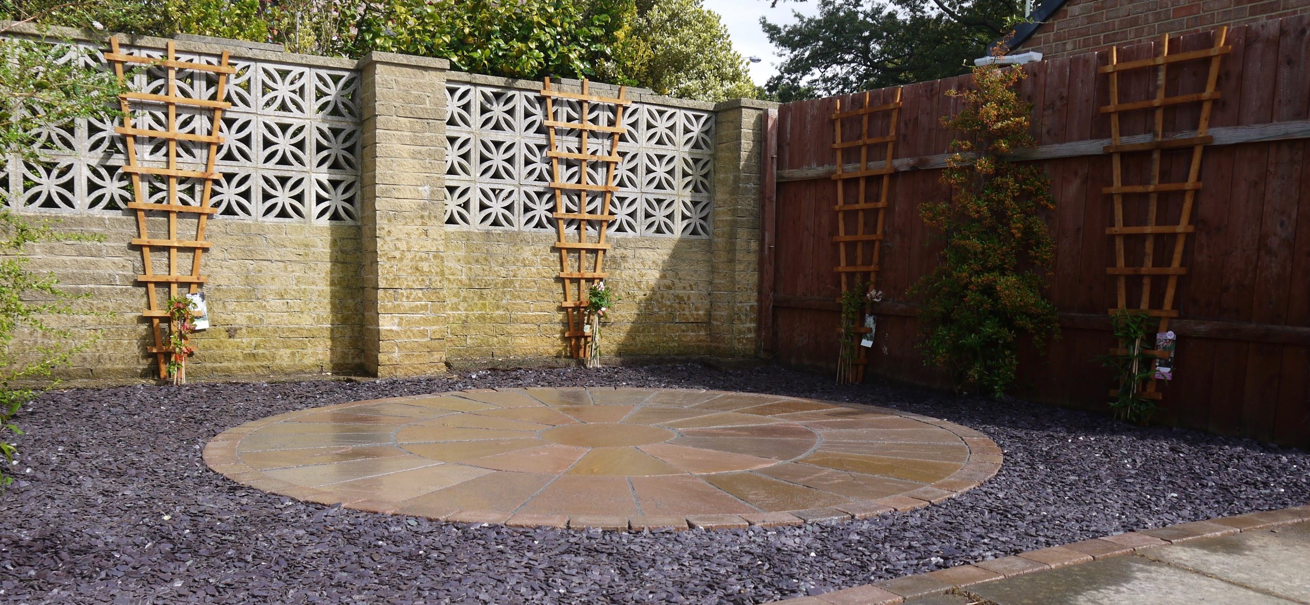 sandstone patio, 2 ring patio, sandstone,gardendesign, circular patio, purple slate, Yarm, Darlington, Green Onion Landscaping, Teesside, landscapers, landscaping, cobbled edging, planting, soft landscaping, gardens, trellis, Stockton, Wynyard, Middlesbrough, Andy Smith,