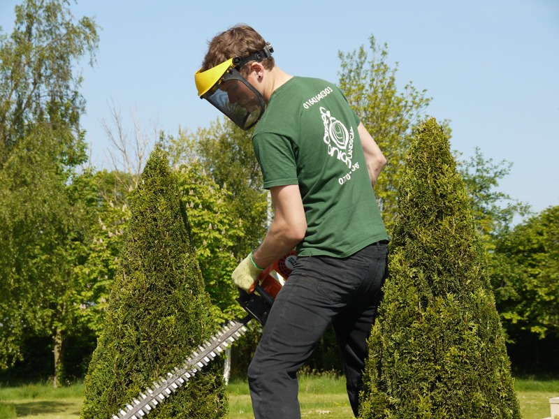 Apprentice landscaper, apprenticeship, Green Onion Landscaping, Stockton, Middlesbrough, darlington, County Durham, North Yorkshire, Turfing, fencing, patios, garden drainage, jet washing, garden maintenance, hedge trimming, lawn mowing, water features
