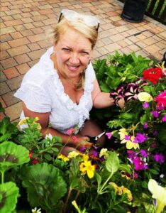 summer-hanging-baskets-Green-Onion-Landscaping-baskets-Teesside-Stockton-Middlesbrough-hartburn-Fairfield,Stainton- County-durham-flowers-big-hige-large-longlasting-handmade-british-plants-